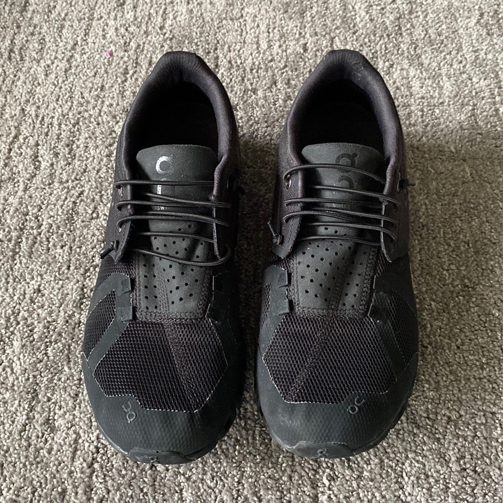 On Cloud black on black shoes